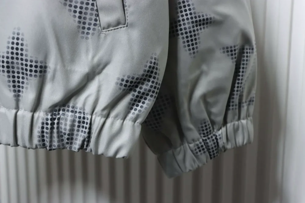 Windjacke mit Reißverschluss und Monogramm-Volldruck – Bild 8