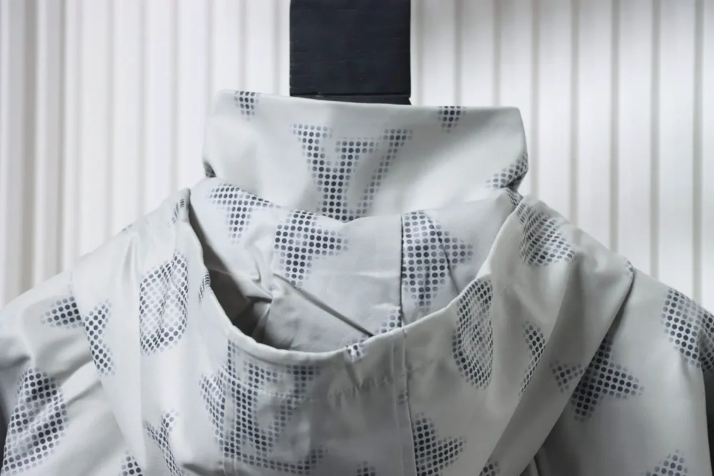 Windjacke mit Reißverschluss und Monogramm-Volldruck – Bild 4