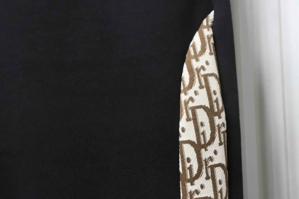 Anzughose mit Monogramm-Buchstaben-Volldruck und Nähten in Kontrastfarbe – Bild 4