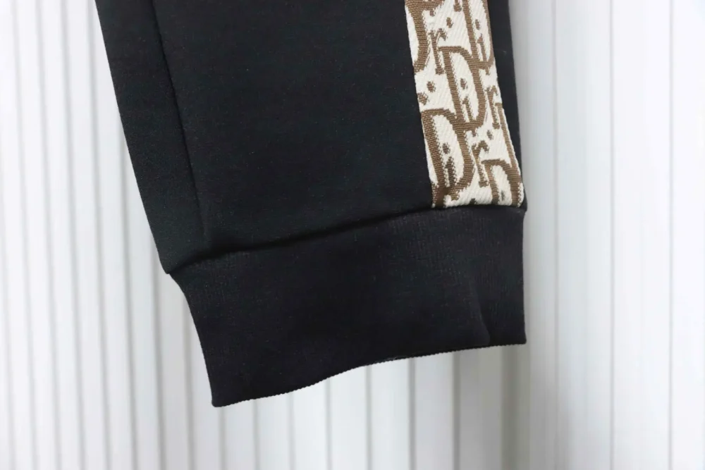 Anzughose mit Monogramm-Buchstaben-Volldruck und Nähten in Kontrastfarbe – Bild 3