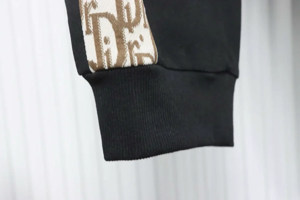 Anzughose mit Monogramm-Buchstaben-Volldruck und Nähten in Kontrastfarbe – Bild 8