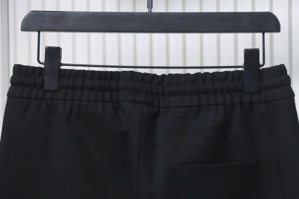 Anzughose mit Monogramm-Buchstaben-Volldruck und Nähten in Kontrastfarbe – Bild 6