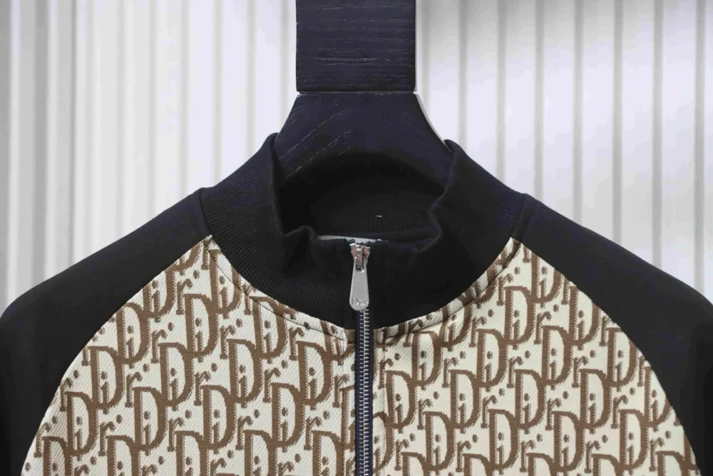 Anzugjacke mit Reißverschluss und Monogramm-Buchstaben-Volldruck in Kontrastfarben – Bild 6