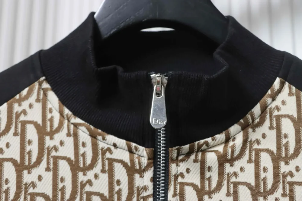Anzugjacke mit Reißverschluss und Monogramm-Buchstaben-Volldruck in Kontrastfarben – Bild 7