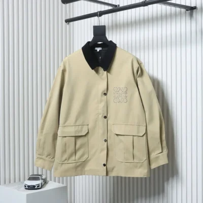 Arbeitsjacke mit Stickerei auf der Brust