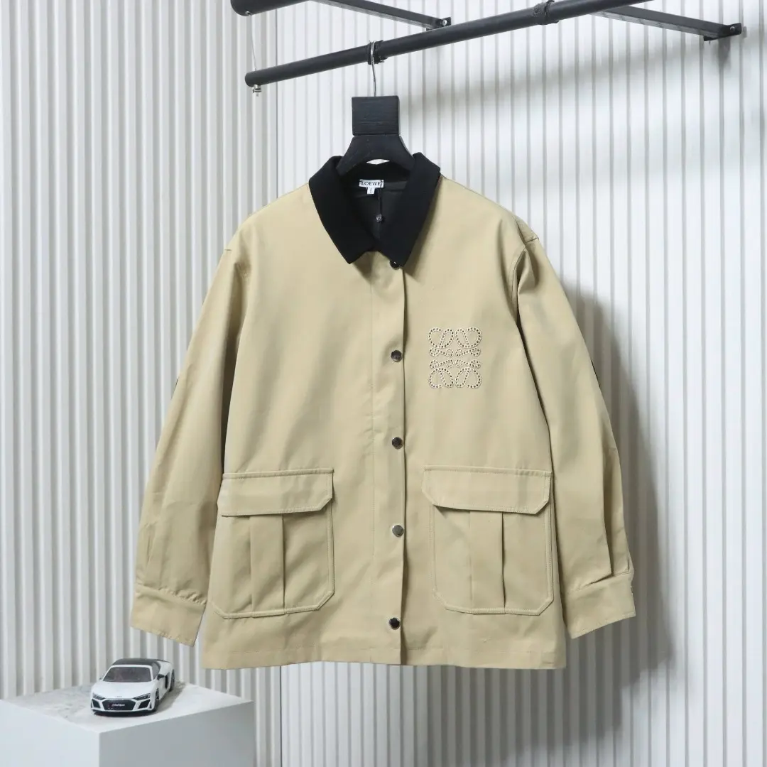 Arbeitsjacke mit Stickerei auf der Brust