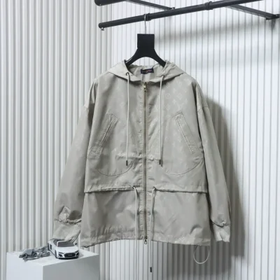 Arbeitsmantel mit durchgehendem Monogramm, Taschen und Reißverschlussjacke