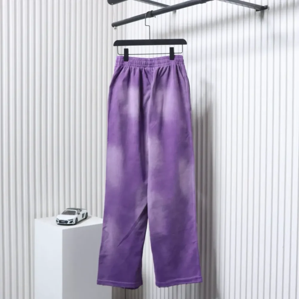 Balenciaga BLCG Hose mit weitem Bein und verwaschenem Batikmuster und aufgestickter Schneeflocken-Cola – Bild 14
