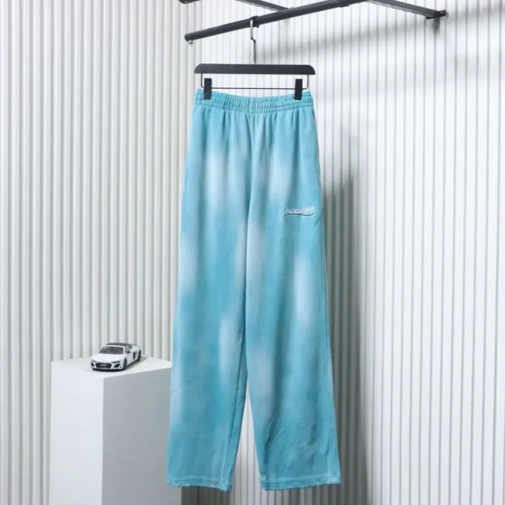 Balenciaga BLCG Hose mit weitem Bein und verwaschenem Batikmuster und aufgestickter Schneeflocken-Cola – Bild 11
