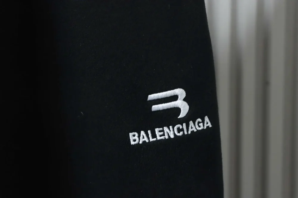 Balenciaga BLCG Pre-Fall Baggy-Hose mit weitem Bein und Doppelgürtel – Bild 11