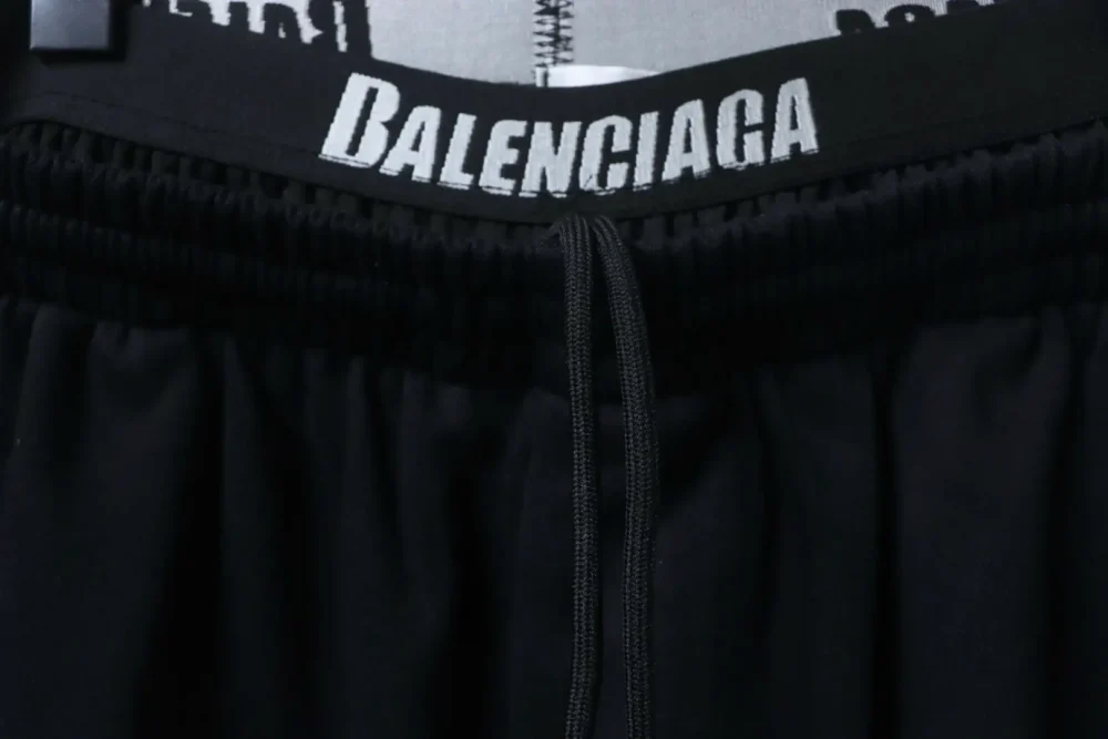 Balenciaga BLCG Pre-Fall Baggy-Hose mit weitem Bein und Doppelgürtel – Bild 10