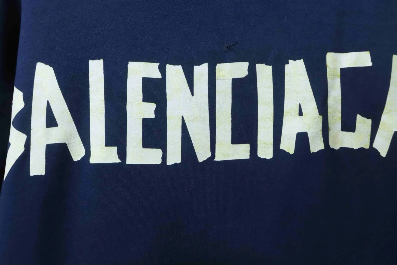 Balenciaga Classic Masking Tape Zerrissenes Kapuzensweatshirt mit Waschung – Bild 9