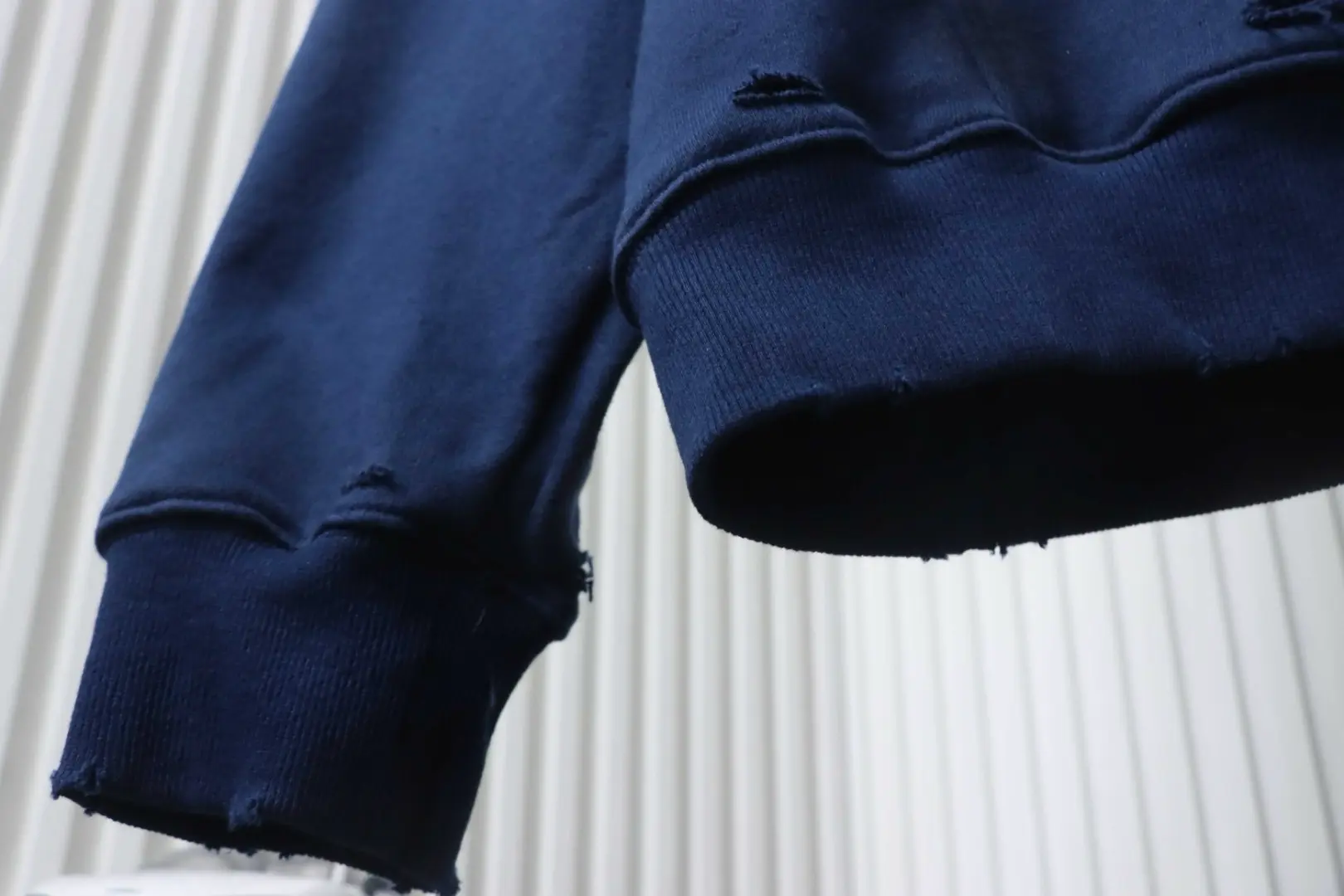 Balenciaga Classic Masking Tape Zerrissenes Kapuzensweatshirt mit Waschung – Bild 6