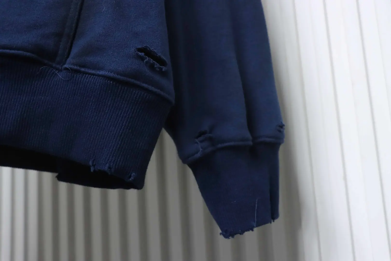 Balenciaga Classic Masking Tape Zerrissenes Kapuzensweatshirt mit Waschung – Bild 5