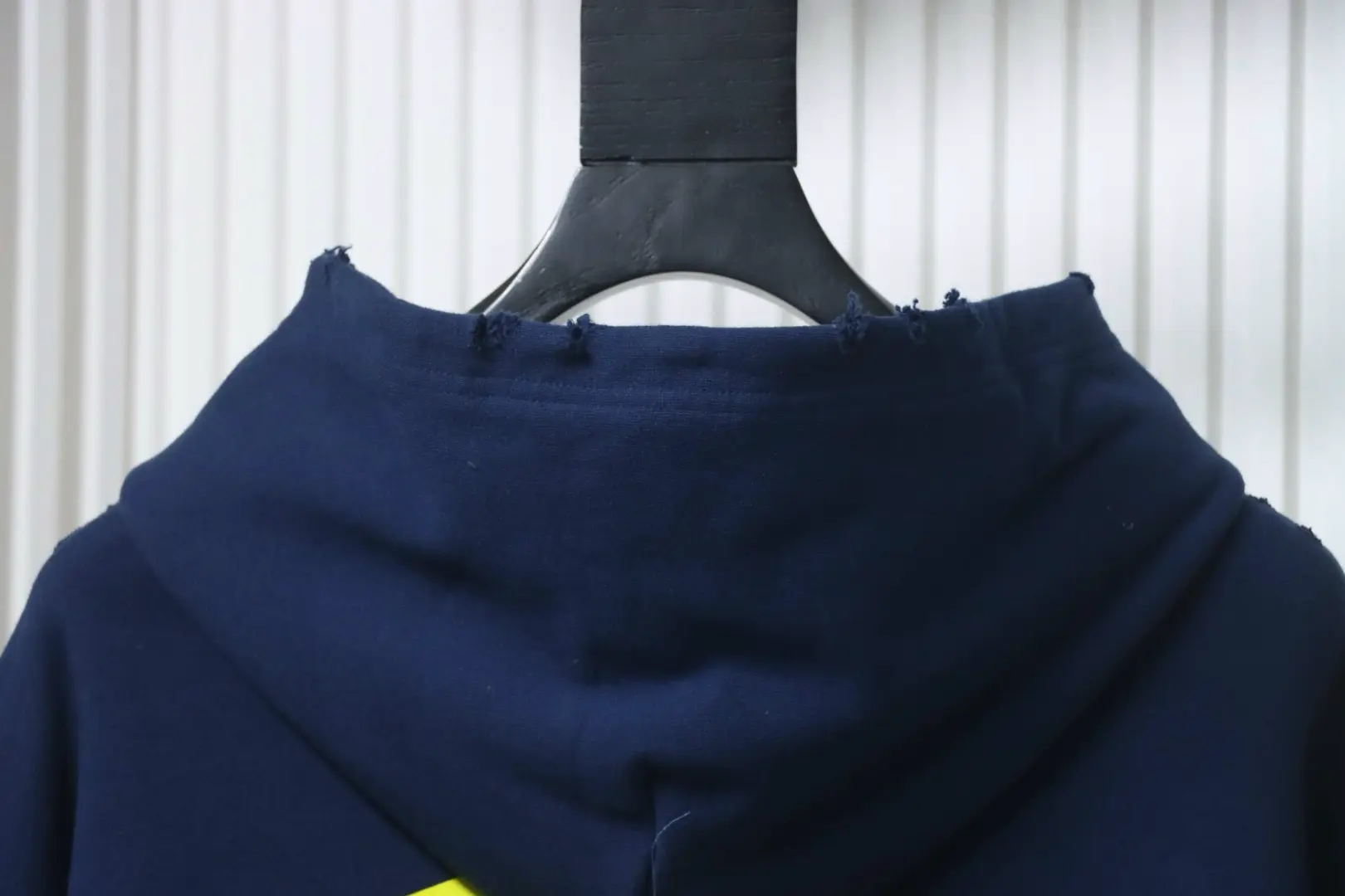Balenciaga Classic Masking Tape Zerrissenes Kapuzensweatshirt mit Waschung – Bild 4