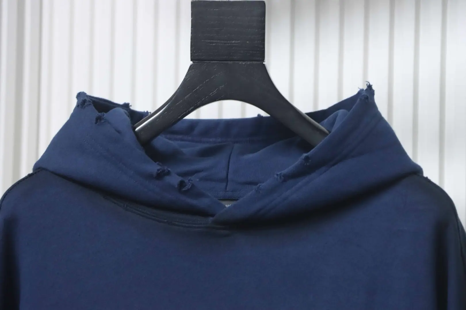 Balenciaga Classic Masking Tape Zerrissenes Kapuzensweatshirt mit Waschung – Bild 3