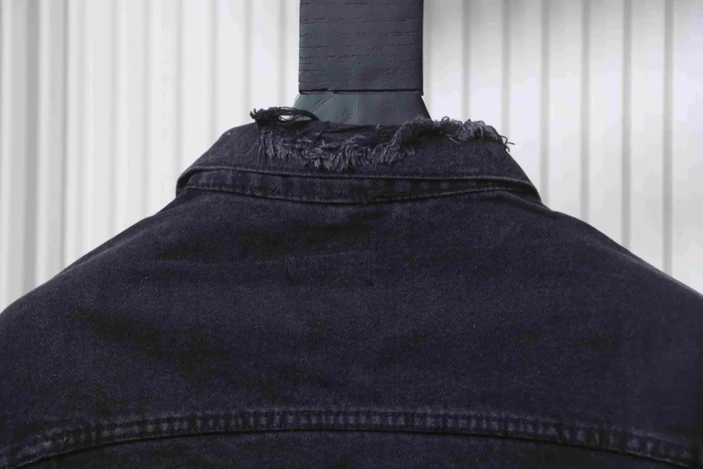 Balenciaga Klassische Jeansjacke mit Cola-Logo-Stickerei – Bild 4