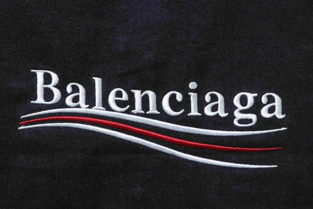 Balenciaga Klassische Jeansjacke mit Cola-Logo-Stickerei – Bild 5