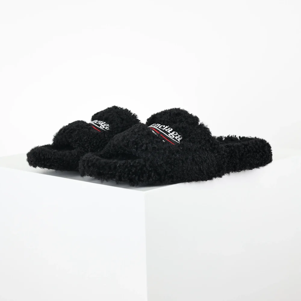 Balenciaga Pelzige Hausschuhe in Schwarz & Weiß & Rot – Bild 3