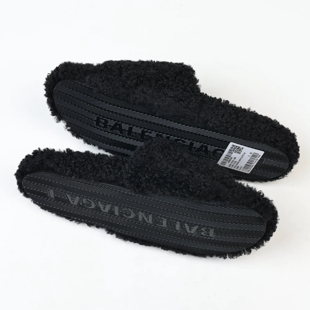 Balenciaga Pelzige Hausschuhe in Schwarz & Weiß & Rot – Bild 6