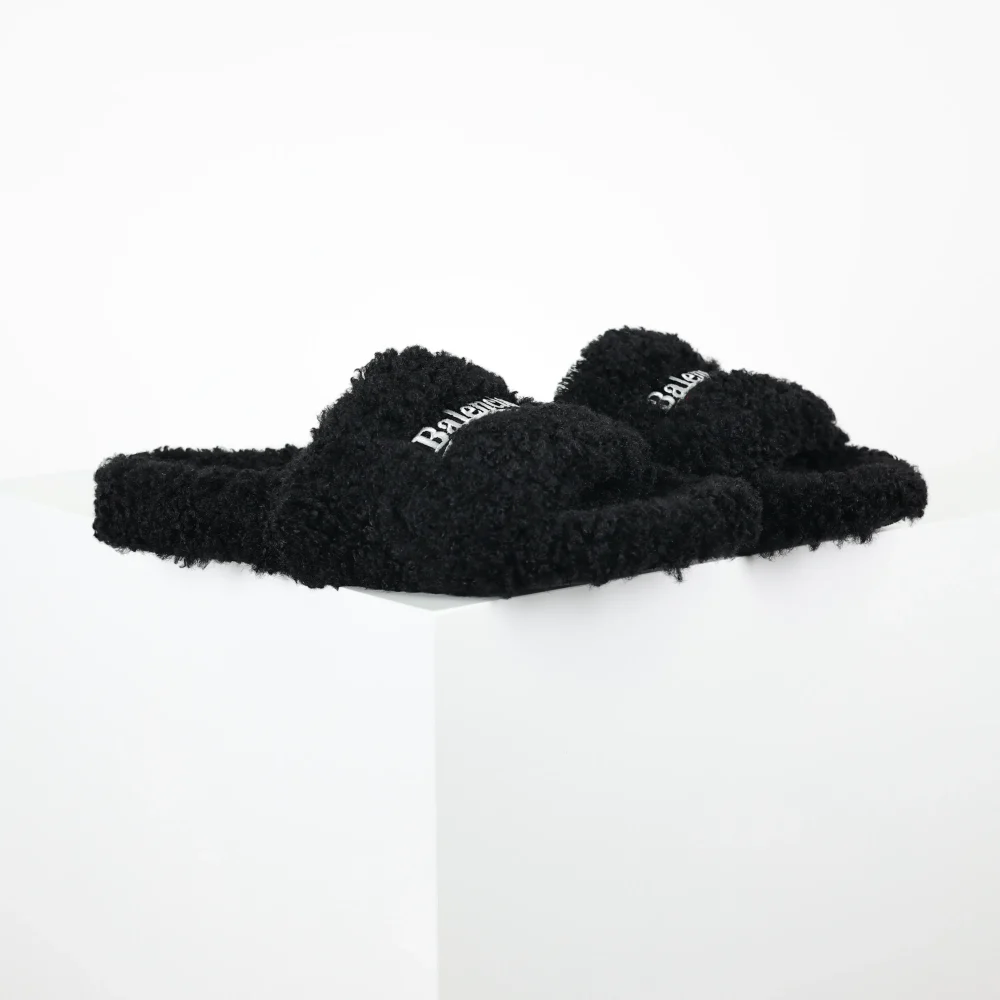 Balenciaga Pelzige Hausschuhe in Schwarz & Weiß & Rot – Bild 2