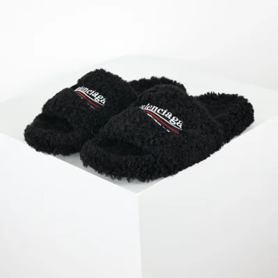 Balenciaga Pelzige Hausschuhe in Schwarz & Weiß & Rot