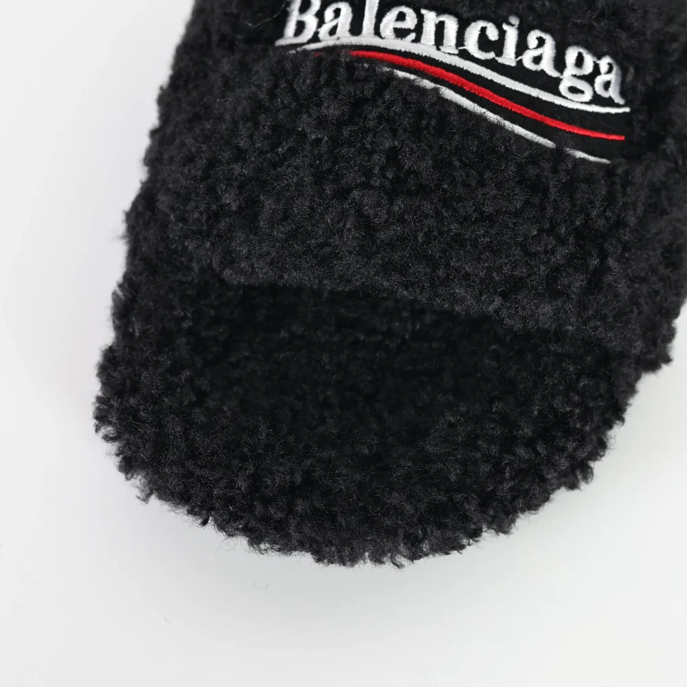 Balenciaga Pelzige Hausschuhe in Schwarz & Weiß & Rot – Bild 8