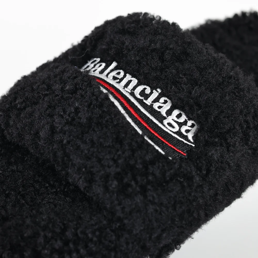 Balenciaga Pelzige Hausschuhe in Schwarz & Weiß & Rot – Bild 9
