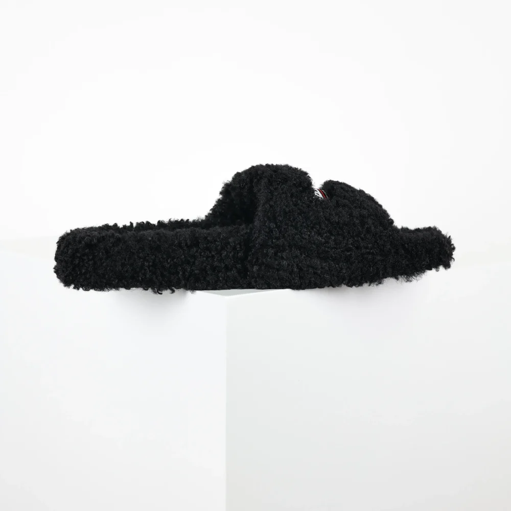 Balenciaga Pelzige Hausschuhe in Schwarz & Weiß & Rot – Bild 11