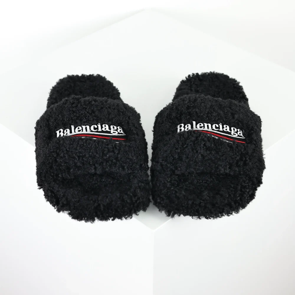 Balenciaga Pelzige Hausschuhe in Schwarz & Weiß & Rot – Bild 5