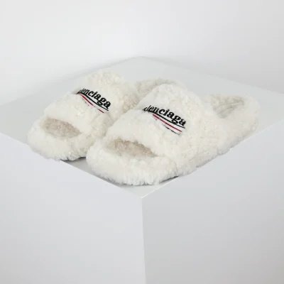 Balenciaga Pelzige Slides in Weiß
