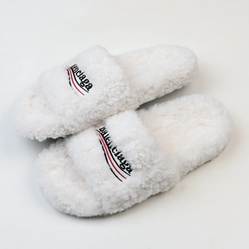 Balenciaga Pelzige Slides in Weiß – Bild 7