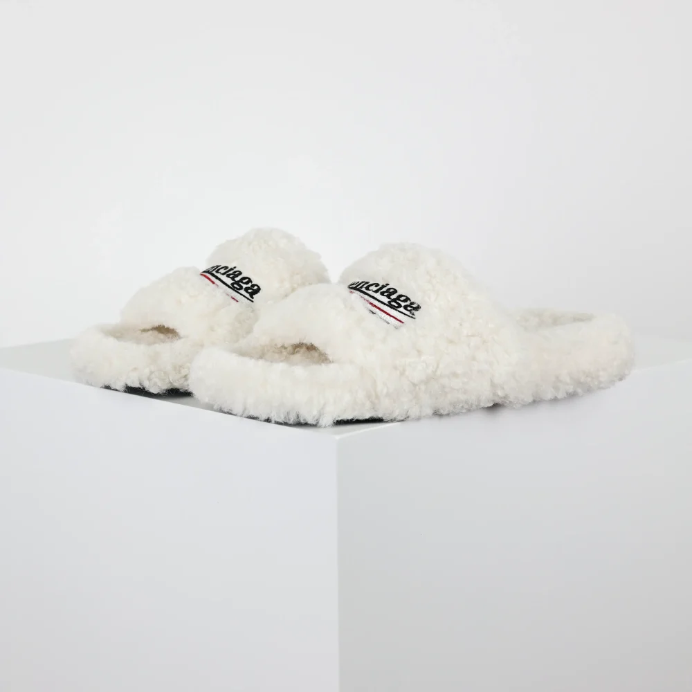 Balenciaga Pelzige Slides in Weiß – Bild 4