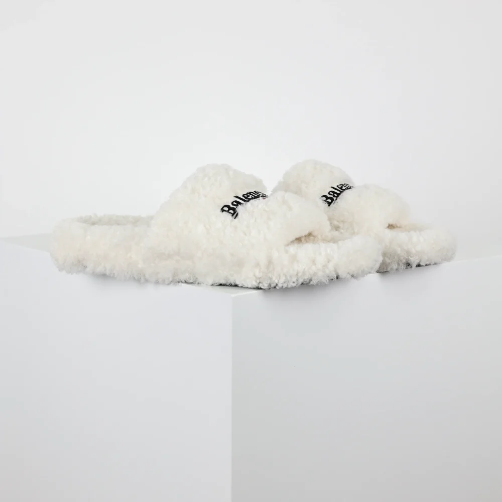 Balenciaga Pelzige Slides in Weiß – Bild 3