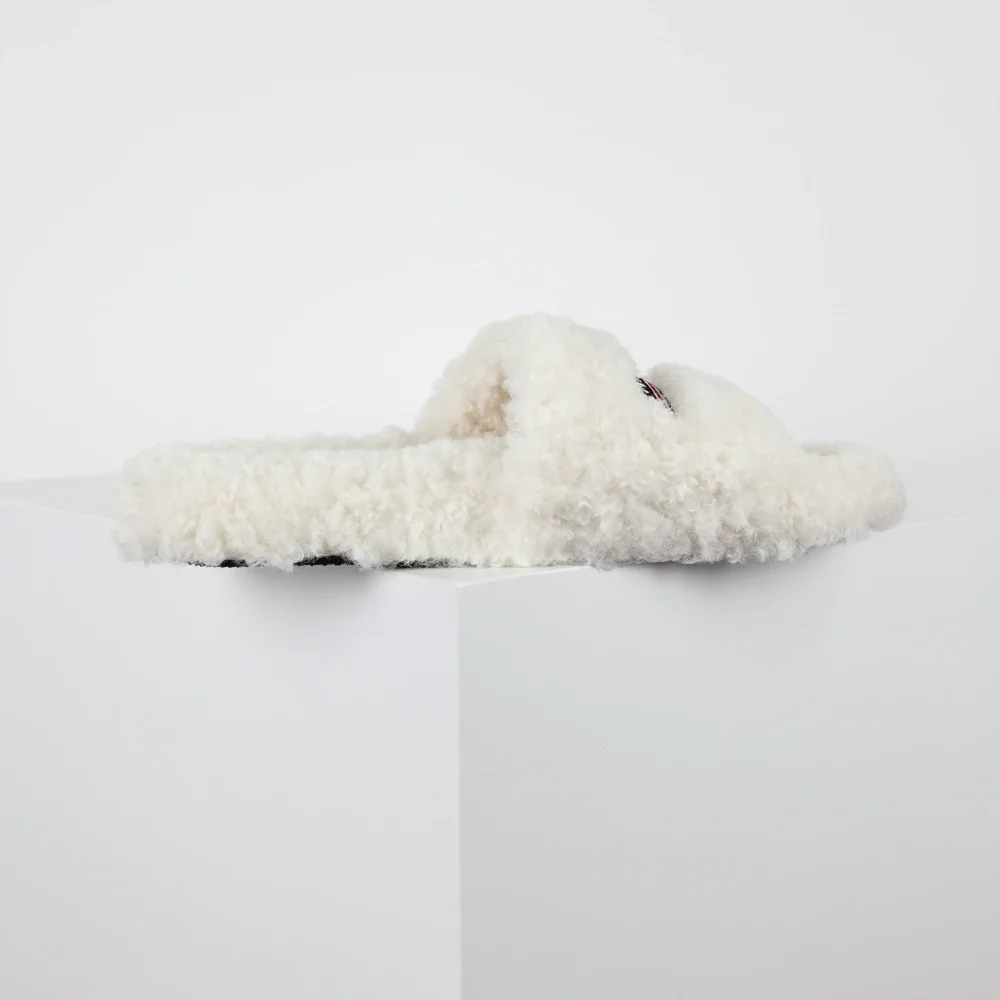 Balenciaga Pelzige Slides in Weiß – Bild 5