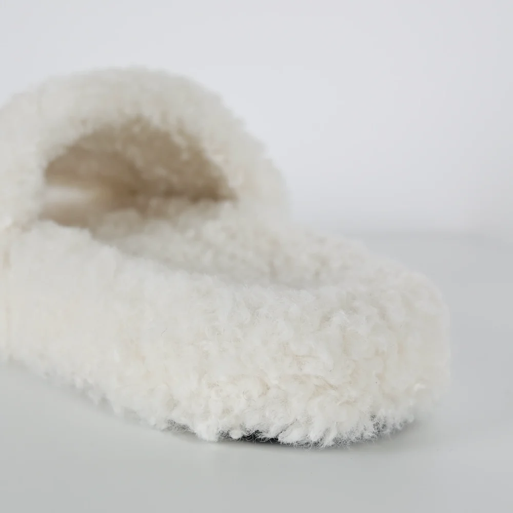Balenciaga Pelzige Slides in Weiß – Bild 10