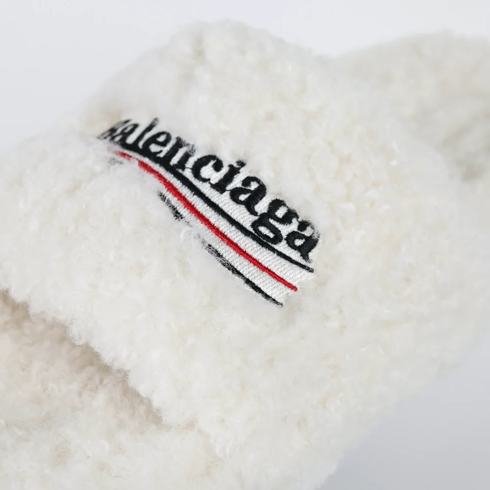 Balenciaga Pelzige Slides in Weiß – Bild 9