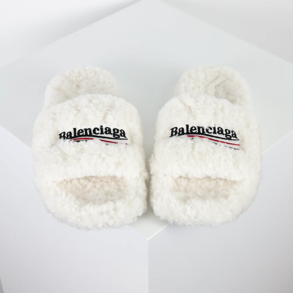 Balenciaga Pelzige Slides in Weiß – Bild 2