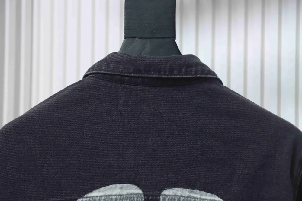 Balenciaga – Weiße Jeansjacke mit Doppel-B-Graffiti und Tintenspritzern XXL – Bild 5