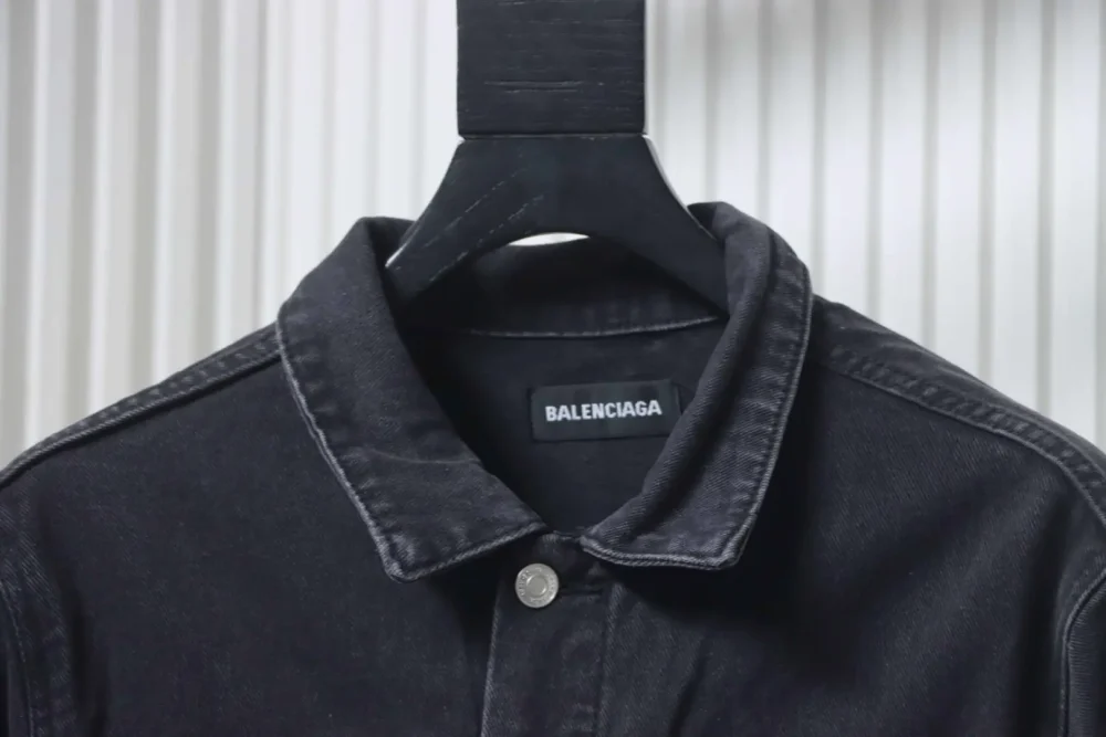 Balenciaga – Weiße Jeansjacke mit Doppel-B-Graffiti und Tintenspritzern XXL – Bild 9