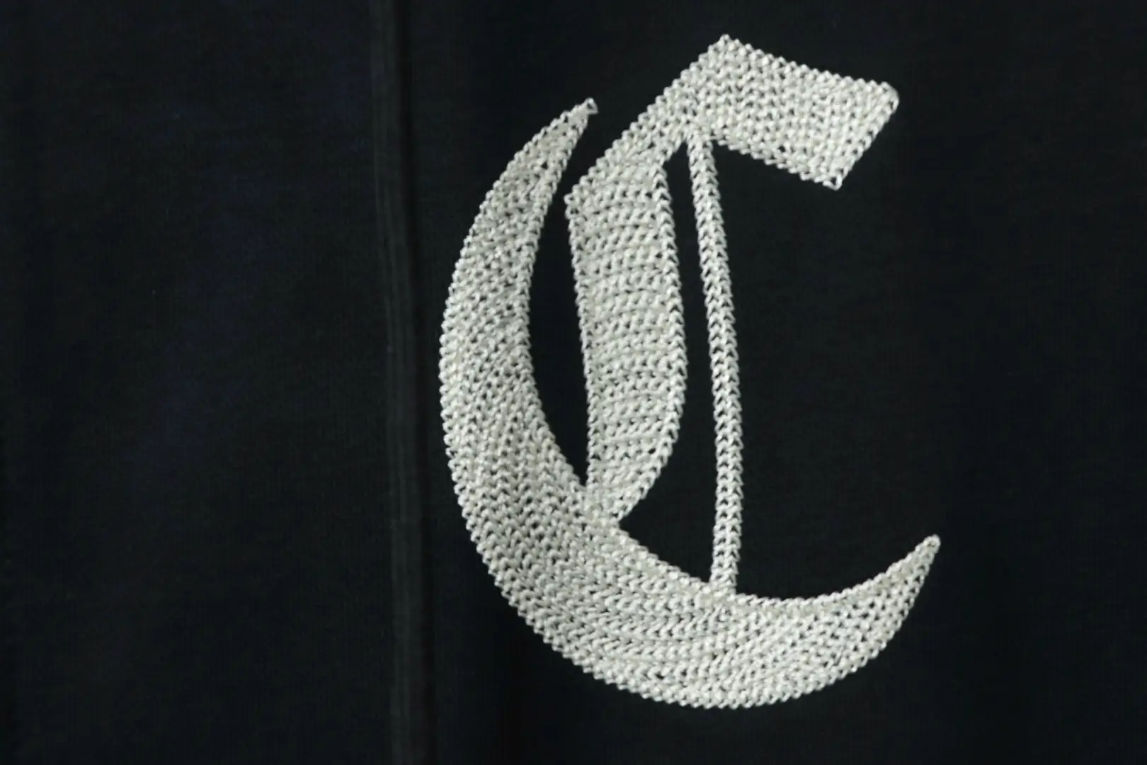 Celine Gothic-Kapuzenjacke mit aufgesticktem Reißverschluss – Bild 7