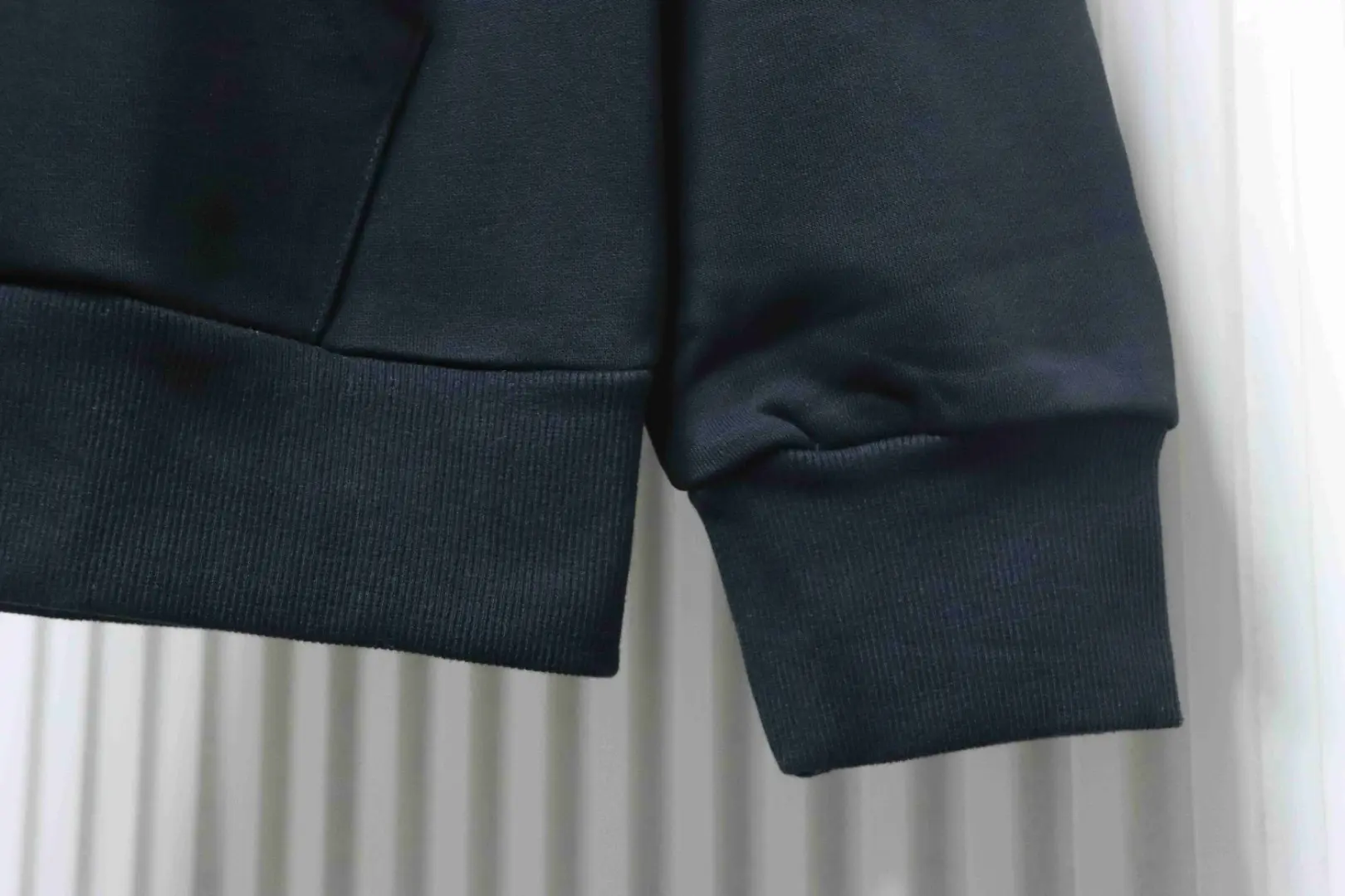 Celine Gothic-Kapuzenjacke mit aufgesticktem Reißverschluss – Bild 12