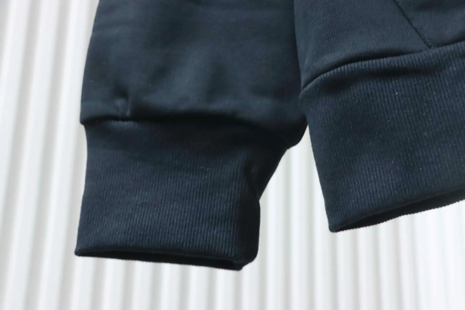 Celine Gothic-Kapuzenjacke mit aufgesticktem Reißverschluss – Bild 11