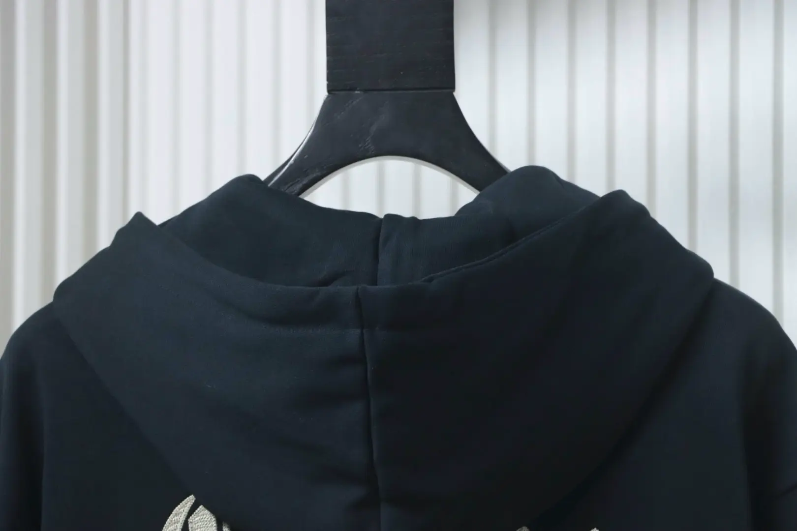 Celine Gothic-Kapuzenjacke mit aufgesticktem Reißverschluss – Bild 6