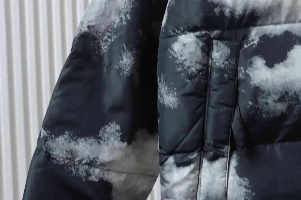 Daunenjacke „Cloud“ aus der 1992er-Serie zum 30. Jubiläum mit Tie-Dye-Print – Bild 8