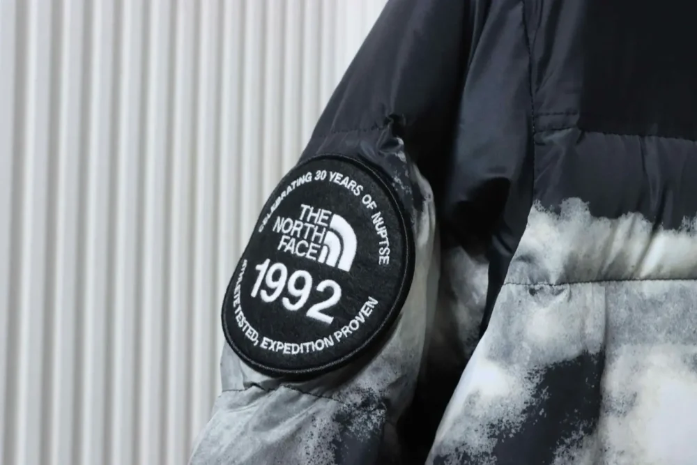 Daunenjacke „Cloud“ aus der 1992er-Serie zum 30. Jubiläum mit Tie-Dye-Print – Bild 7