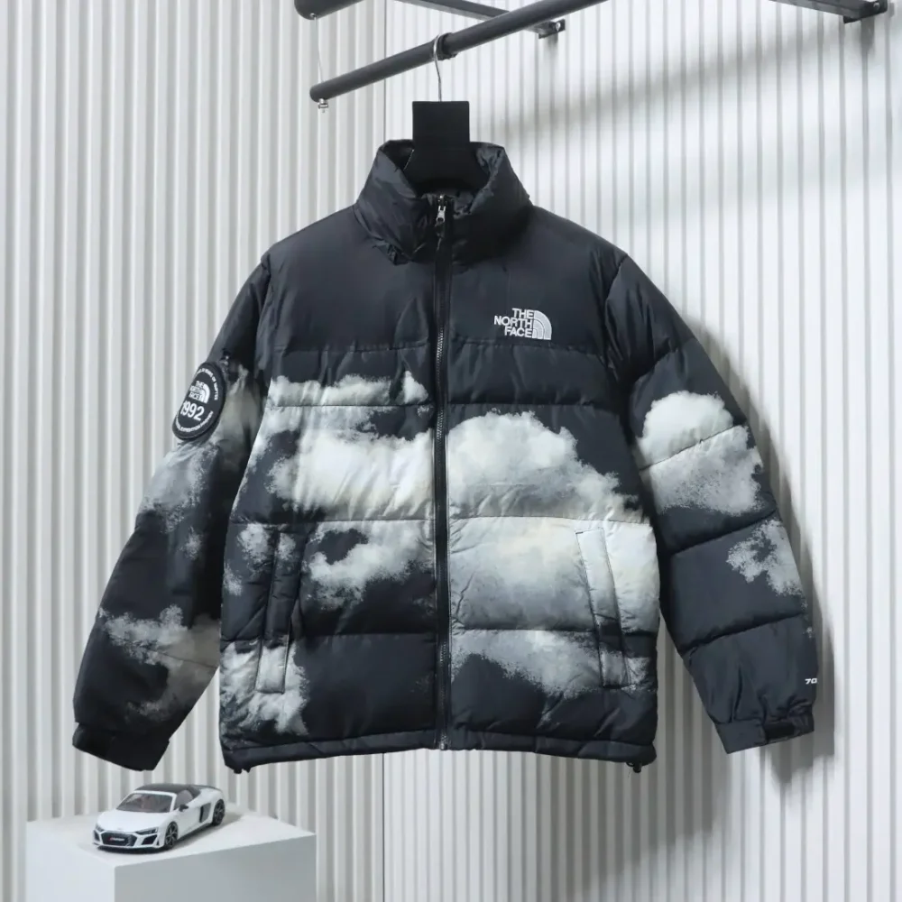 Daunenjacke „Cloud“ aus der 1992er-Serie zum 30. Jubiläum mit Tie-Dye-Print