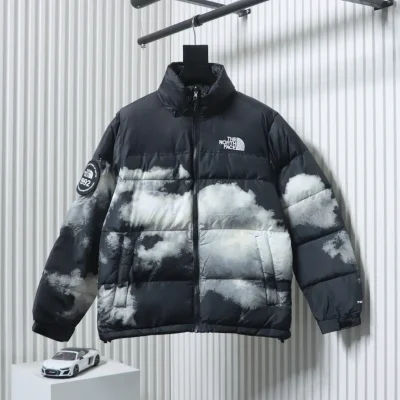 Daunenjacke „Cloud“ aus der 1992er-Serie zum 30. Jubiläum mit Tie-Dye-Print