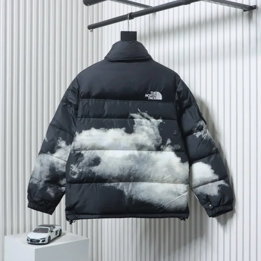Daunenjacke „Cloud“ aus der 1992er-Serie zum 30. Jubiläum mit Tie-Dye-Print – Bild 2