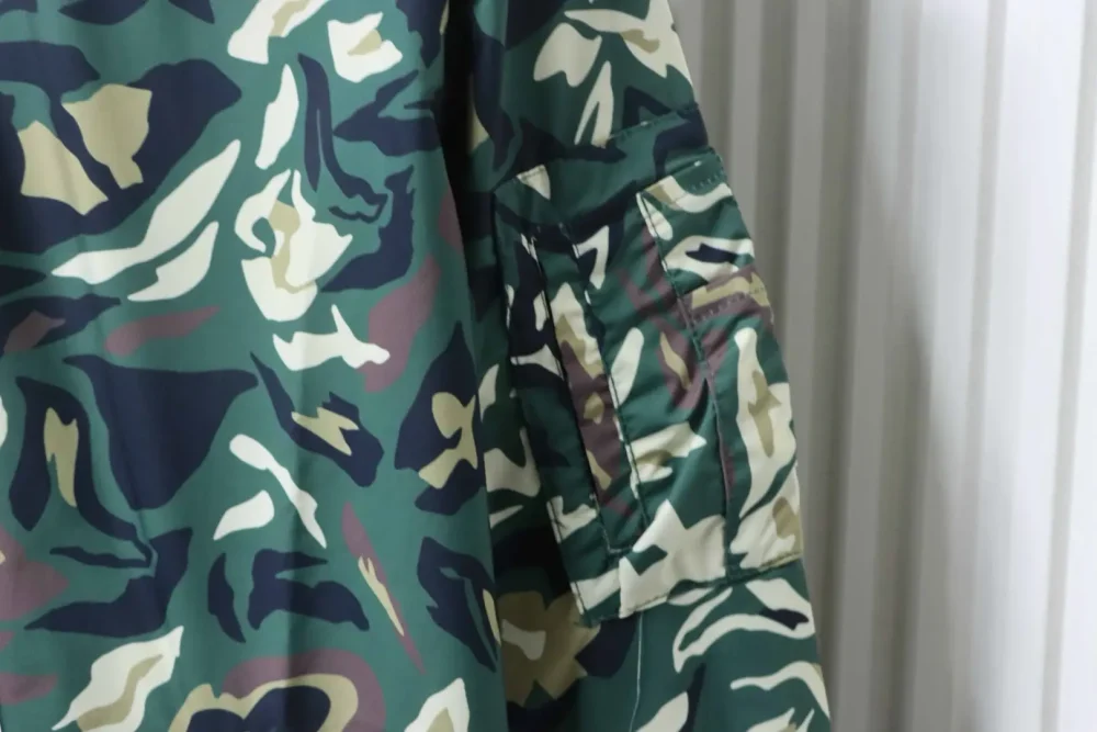 Doppelseitige Windjacke mit Camouflage-Monogramm Wendejacke – Bild 9